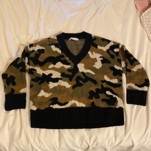 Zara Oversized V-Neck Camo Sweater - Picture 2 of 3